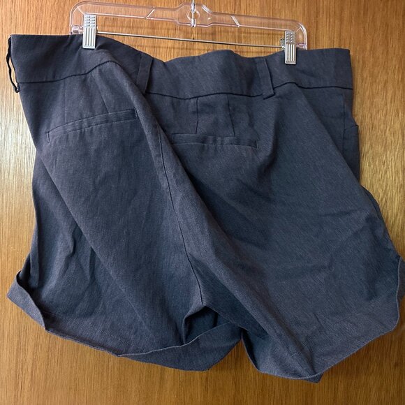Torrid Shorts Used Grey 1 button and 3 metal clasps Longer inseam Size 20 - Picture 15 of 15